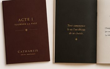 Livret bordeaux « Acte I — Tourner la page » et ses pages ouvertes